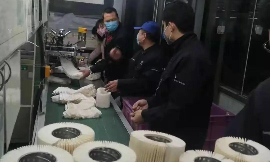 2月5日，航空工業(yè)新航接到福田汽車援建武漢火神山負(fù)壓救護(hù)車車載過濾器的產(chǎn)品訂單。在全力打好戰(zhàn)“疫”阻擊戰(zhàn)的嚴(yán)峻形勢面前，航空工業(yè)新航主動溝通并嚴(yán)格執(zhí)行涉及防控管理等46項(xiàng)工作的防控預(yù)案。截至目前，20余名黨員骨干完成700余件產(chǎn)品，確保疫情防控和生產(chǎn)交付兩不誤。