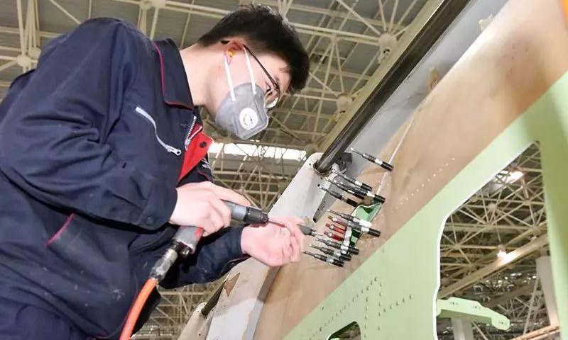 2020年2月4日，在針對新型冠狀肺炎采取有效疫情防控措施，經市區兩級主管部門嚴格檢查批復后，航空工業成飛、成飛民機開始最小化有限度的局部生產。部分符合條件的單位在審批后按照公司統一部署穩步推進各項工作，有序開展飛機正常周期性維護工作及關鍵零部件制造工作。圖為生產車間一隅。