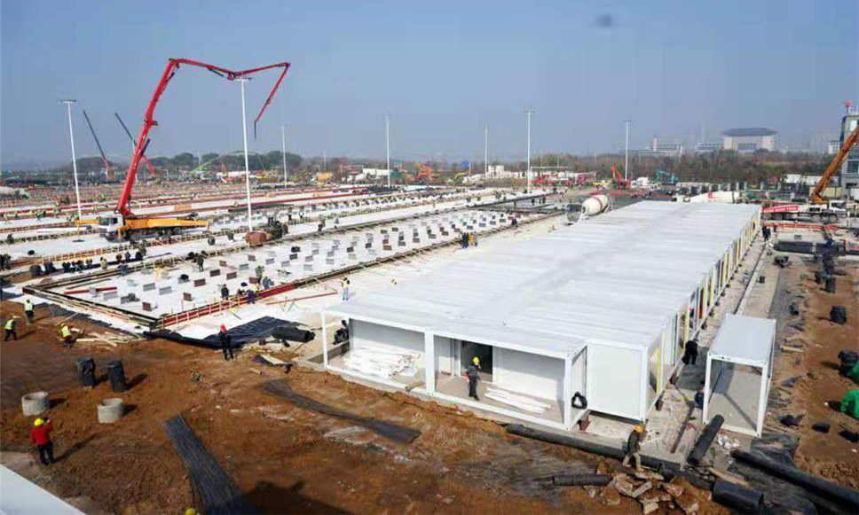 截至1月30日中午12時，中國建筑表示武漢雷神山醫院項目總體建設進度完成40％；武漢火神山醫院項目場地平整、砂石回填、HDPE膜鋪設全部完成。圖為隔離病房區箱式板房現場吊裝完成30間。
