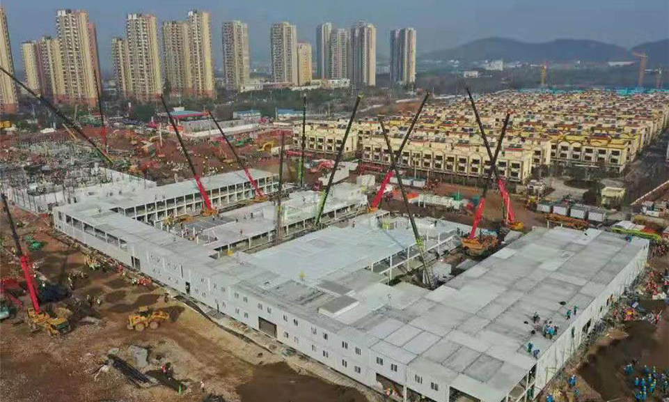 火神山醫院二號住院樓板房搭設完成85％，內部機電設備安裝工序全面展開。圖為施工現場。