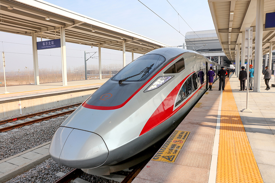 中鐵十四局承擔(dān)臨沂至曲阜段1標(biāo)工程及全線(xiàn)和聯(lián)絡(luò)線(xiàn)532公里鋪軌任務(wù)。在臨沂梁場(chǎng)，他們首次將BIM生產(chǎn)管理信息系統(tǒng)應(yīng)用于高鐵箱梁生產(chǎn)，所有人均可通過(guò)PC端或者現(xiàn)場(chǎng)電子顯示屏實(shí)時(shí)了解梁場(chǎng)最新制梁動(dòng)態(tài)，且信息可在云端永久保存，施工資料的調(diào)取移交更高效。圖為在臨沂北站等待始發(fā)的G5587次復(fù)興號(hào)列車(chē)。