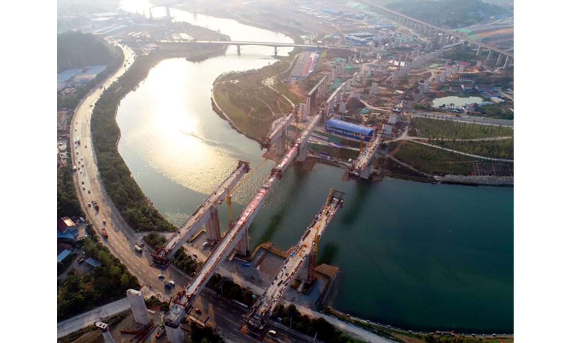 圖為施工中的渝懷鐵路增建二線舞水灣灘特大橋。（田堯江 攝）