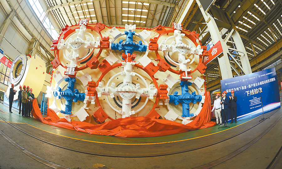 10月18日，由中國鐵建重工集團自主研制的國產首臺永磁驅動矩形頂管機在長沙成功下線。該設備具有完全自主知識產權。圖為矩形頂管機下線驗收現場。（陳海燕 攝）