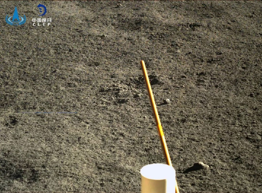 嫦娥四號著陸器順利通過第十個月夜極低溫考驗，于2019年10月23日5時11分自主喚醒，進(jìn)入第十一月晝工作期。目前，平臺工況正常，能量平衡，地面各測控站和中心數(shù)據(jù)接收及處理正常。搭載月表中子及輻射劑量探測儀、低頻射電頻譜儀等科學(xué)載荷將陸續(xù)開機(jī)，繼續(xù)進(jìn)行科學(xué)探測工作。