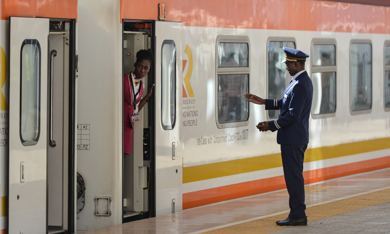 圖為10月16日，在肯尼亞內(nèi)羅畢-馬拉巴標軌鐵路（內(nèi)馬鐵路）麥馬修火車站，一輛列車準備出發(fā)。（新華社記者 李琰 攝）