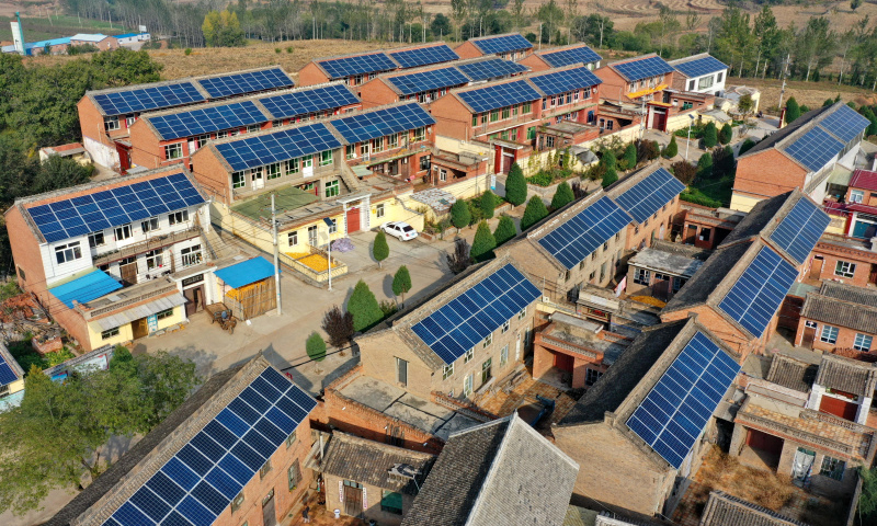 近年來，山西省晉城市積極探索光伏扶貧模式，推進鄉(xiāng)村家庭屋頂光伏惠民工程。晉城市政府與國網(wǎng)山西晉城供電公司共同為211個村建設了屋頂光伏電站，當?shù)夭捎谩叭娚暇W(wǎng)”模式，將村民屋頂光伏所發(fā)的清潔電能全部并入地方電網(wǎng)，發(fā)電上網(wǎng)獲得的收益幫助很多貧困群眾摘下了“窮帽子”。圖為10月13日無人機拍攝的山西省晉城市陵川縣西河底鎮(zhèn)鋪上村的屋頂光伏電站。（新華社記者 曹陽 攝）