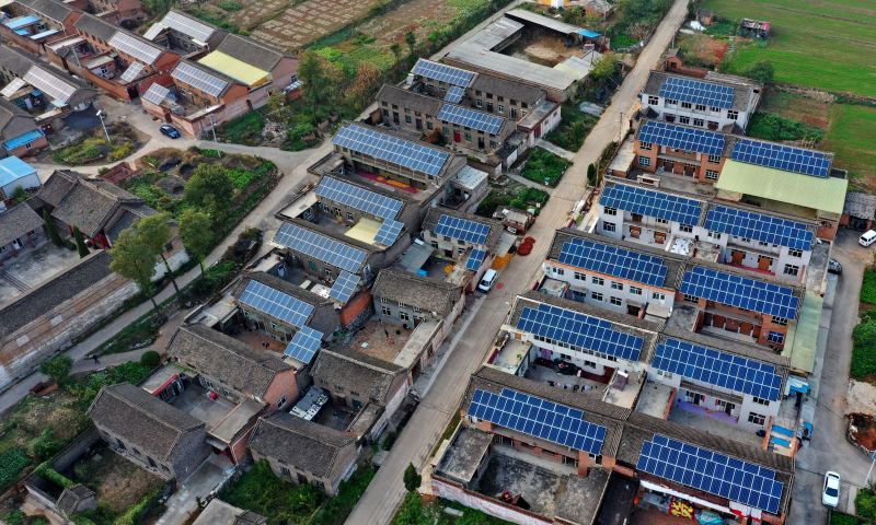 圖為10月12日無人機拍攝的山西省晉城市澤州縣金村鎮(zhèn)金村的屋頂光伏電站。（新華社記者 曹陽 攝）