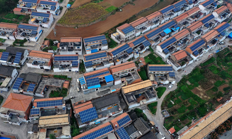 圖為10月13日無人機拍攝的山西省晉城市陵川縣河北鎮(zhèn)河北村的屋頂光伏電站。（新華社記者 曹陽 攝）