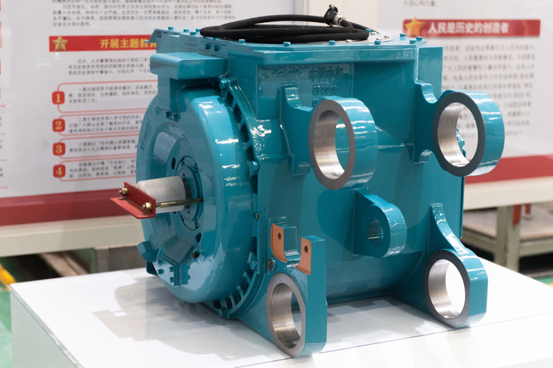 9月17日，中車株洲電機公司發(fā)布了時速400公里高速動車組用TQ-800永磁同步牽引電機。這標志著我國高鐵動力首次搭建起時速400公里速度等級的永磁牽引電機產(chǎn)品技術(shù)平臺，填補了國內(nèi)技術(shù)空白，為我國軌道交通牽引傳動技術(shù)升級換代奠定了堅實基礎(chǔ)。圖為9月17日拍攝的時速400公里高速動車組用TQ-800永磁同步牽引電機。新華社發(fā)（陳思汗攝）