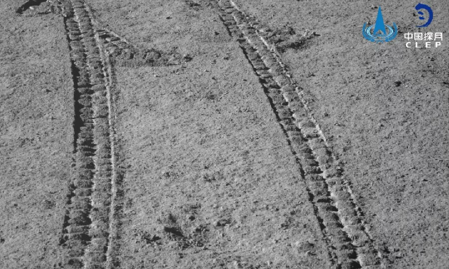 在第八月晝，嫦娥四號著陸器工況正常，地面接收數(shù)據(jù)正常。期間，月球中子及輻射劑量探測儀、低頻射電譜儀等按計劃繼續(xù)開展科學探測任務?！坝裢枚枴毖惨暺髟诖似陂g按既定路線繼續(xù)移動，完成對目標點的科學探測任務，紅外光譜儀、全景相機、中性原子探測儀、測月雷達獲取了大量科學探測數(shù)據(jù)。“玉兔二號”累計在月球背面行駛里程達到271米。圖為“玉兔二號”在月球背面行駛。