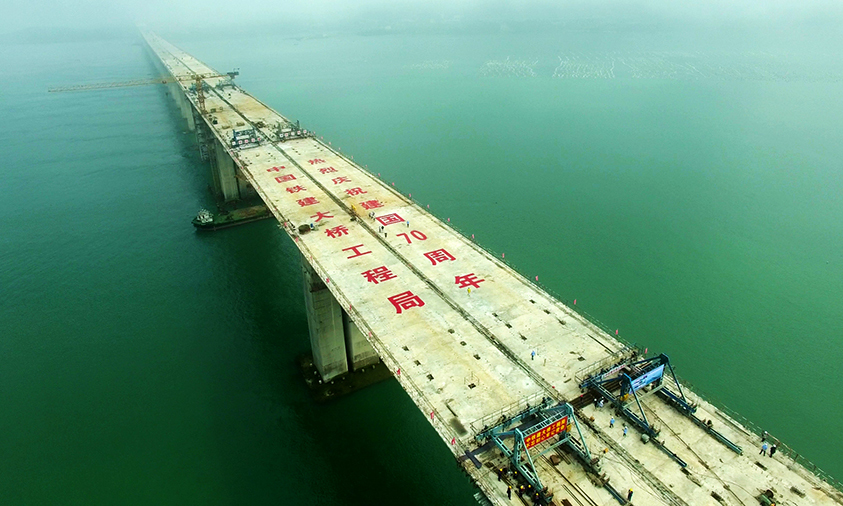 該橋下層為設(shè)計(jì)時(shí)速200公里的雙線(xiàn)I級(jí)鐵路，上層為設(shè)計(jì)時(shí)速100公里的雙向6車(chē)道高速公路。圖為平潭海峽公鐵兩用大橋最后一個(gè)連續(xù)剛構(gòu)公路梁合龍。