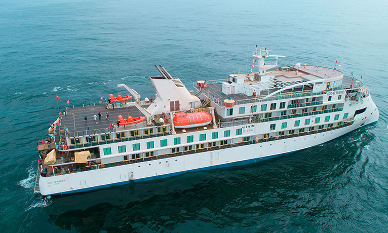 圖為招商極地探險(xiǎn)郵輪1號(hào)船（CMHI-196-1）進(jìn)行靜態(tài)性能實(shí)驗(yàn)。