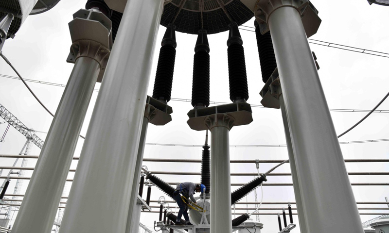 山東省棗莊1000千伏特高壓交流輸變電工程是國家重點(diǎn)項(xiàng)目“濰坊－臨沂－棗莊－菏澤－石家莊”1000千伏特高壓交流輸變電工程的重要組成部分，目前正在緊張建設(shè)中。圖為7月11日，工作人員在棗莊1000千伏特高壓變電站作業(yè)。（新華社記者 郭緒雷 攝）