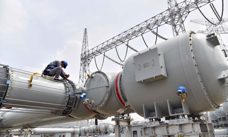 圖為7月11日，工作人員在棗莊1000千伏特高壓變電站作業(yè)。（新華社記者 郭緒雷 攝）