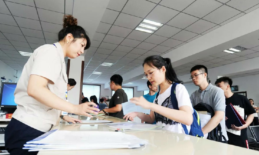 7月10日至12日是鞍鋼集團(tuán)2019年新員工的入職報(bào)到日。鞍鋼集團(tuán)首次組織鞍山、攀鋼兩地新員工統(tǒng)一入職，新員工在人力資源共享服務(wù)大廳“足不出戶”，就能完成所有手續(xù)辦理。針對(duì)外地住宿新員工，人力資源服務(wù)中心已提前將床上用品安放到位，新員工可以實(shí)現(xiàn)“拎包入住”。圖為鞍鋼集團(tuán)新員工辦理入職手續(xù)。