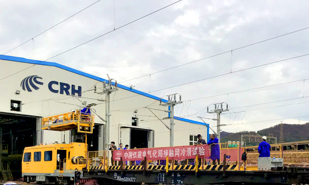 擴能改造完成后，昆明動車所由原來的6條檢修線、37條存車線，增加至10條檢修線、58條存車線，綜合能力翻一番，為云南建設成為我國面向南亞東南亞輻射中心提供了基礎設施支撐，更好服務經濟社會發展和對外開放。圖為接觸網冷滑試驗。（李波 攝）