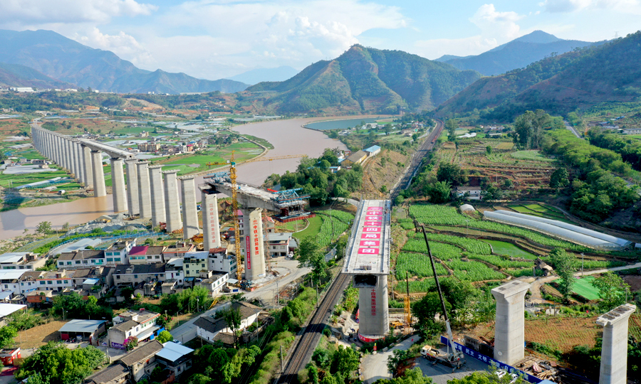 全長1738米的沙壩安寧河特大橋是新成昆鐵路峨米段的重點控制性工程。大橋兩端分別連接以“昔格達組”地形為主的高風險隧道楊家灣隧道和肖家壩隧道。大橋在跨越了水流湍急的安寧河之后，又接連跨過老成昆鐵路和京昆高速公路。圖為大橋轉體中。