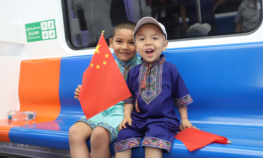 施工過程中，鐵一院解決了國內外軌道交通業內首次遇到的最大斷裂帶設計及施工難題，還提出了完整的、具有烏魯木齊市軌道交通特色的安防系統設計理念，設計建成了高效完整的綜合安防系統實例。圖為乘坐列車的小乘客。