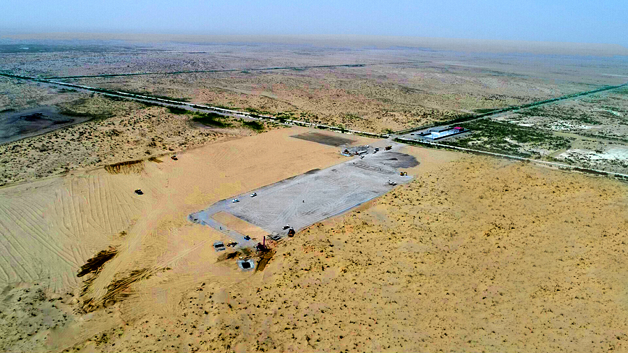 日前，由中國鐵建所屬中鐵十四局承建，地處世界第二大沙漠——塔克拉瑪干沙漠南部邊緣的和若鐵路全線唯一沙漠制梁場且末梁場開工建設。圖為制梁場一隅。