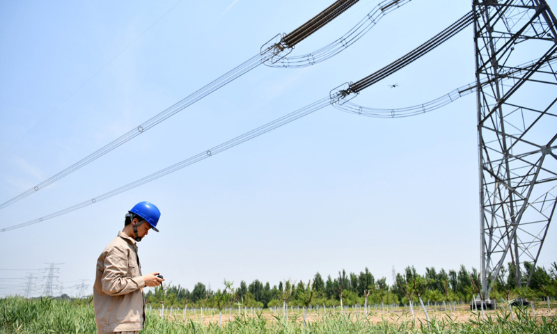 圖為6月24日，電力工人操作無(wú)人機(jī)進(jìn)行巡檢工作。（新華社記者 李然 攝）