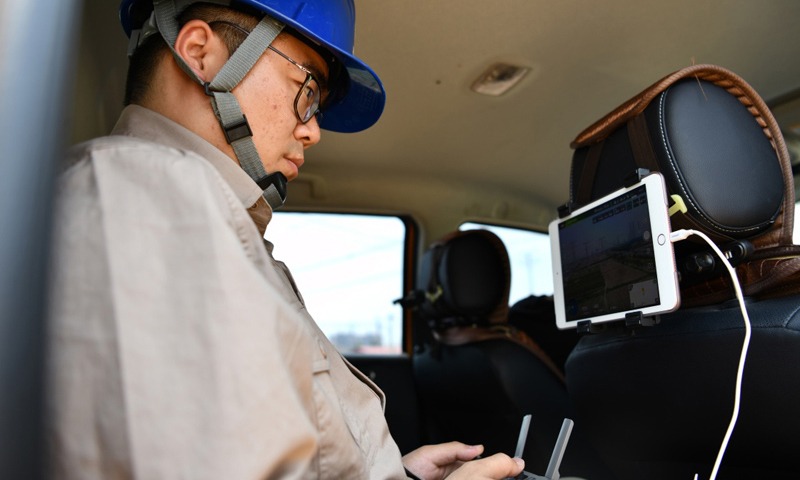 圖為6月24日，電力工人操作無(wú)人機(jī)進(jìn)行巡檢工作。（新華社記者 李然 攝）