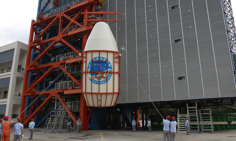 圖為衛(wèi)星吊裝。