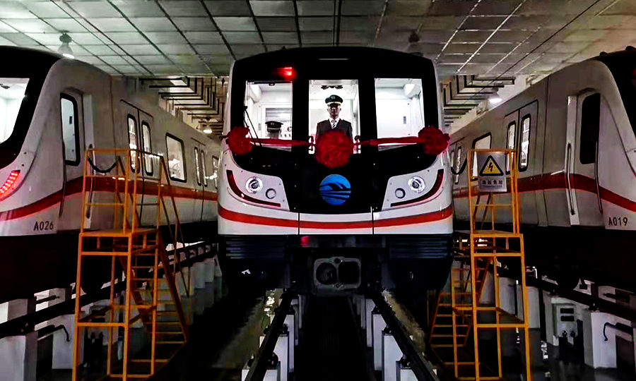 該工程四次下穿黃河上游蘭州段主河道，分別位于深安大橋南站至蘭州城市學院（省科技館）站、蘭州海關站至馬灘站兩個區(qū)間，地處七里河斷陷盆地內，這種地層具有高滲透性和大孔隙等特征，不但穩(wěn)定性差，而且含有大塊的硬質漂石，對施工是極為嚴峻的考驗。圖為待發(fā)的列車。（范成濤 攝）