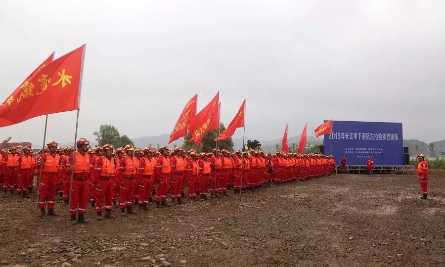 6月20日，由國(guó)家應(yīng)急管理部、江西省人民政府主辦、中國(guó)安能承辦的“2019年長(zhǎng)江中下游抗洪搶險(xiǎn)實(shí)戰(zhàn)演練”在江西九江舉行。中國(guó)安能集團(tuán)500余名搶險(xiǎn)隊(duì)員攜各類專業(yè)搶險(xiǎn)裝備，承擔(dān)了全部6個(gè)科目的實(shí)戰(zhàn)演練。圖為演練現(xiàn)場(chǎng)。