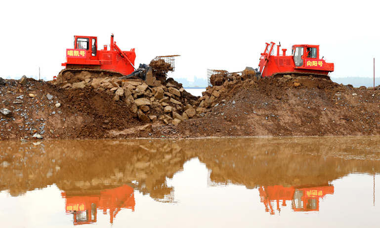 圖為重型機(jī)械在封堵決口。