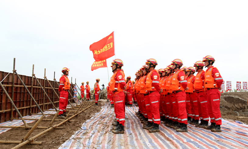 圖為演練現(xiàn)場(chǎng)講評(píng)。