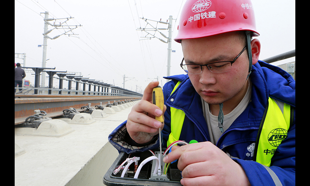 信號系統是列車運行安全的重要保障，是整條地鐵的“神經中樞”。新機場線為實現無人駕駛、列車自動喚醒、檢測、休眠等功能，對信號系統的安裝工程提出了更高的要求，該公司堅持“首件定標、樣板工程”的理念，嚴格推行標準化施工工藝，保證了高品質施工質量。圖為技術人員認真檢查線路。