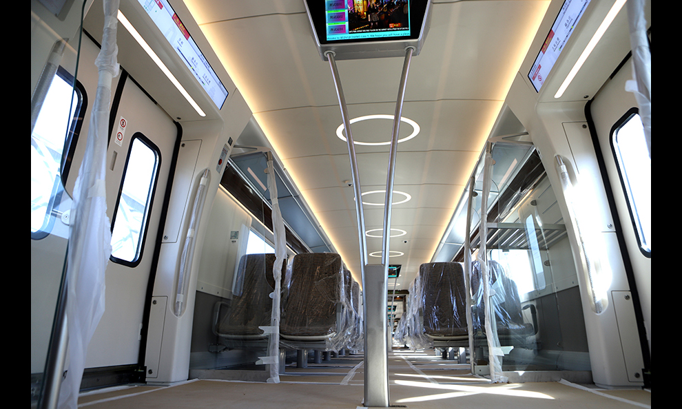 在工期嚴峻的情況下，中鐵十四局電氣化公司創新采用“穿插法”施工，即根據不同專業作業特點以及時段、區段、部位的不同，充分利用既有空間，采用最大限度保證各專業在同一時間平行作業，保證了全線信號系統配合正常，運行平穩。圖為“白鯨號”車廂內景。