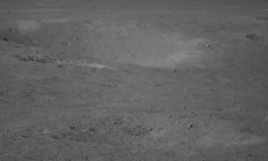 在本月晝期，嫦娥四號著陸器工況正常，月球中子及輻射劑量探測儀、低頻射電譜儀等有效載荷按計劃開展探測工作，地面接收數據正常?！坝裢枚枴毖惨暺髦饕瓿蓪δ繕它c及移動車轍的科學探測，感知周圍的環境和地形。本次月晝巡視器總里程成功突破200米，目前累計行駛212.99米。圖為“玉兔二號”巡視器相機拍攝畫面。