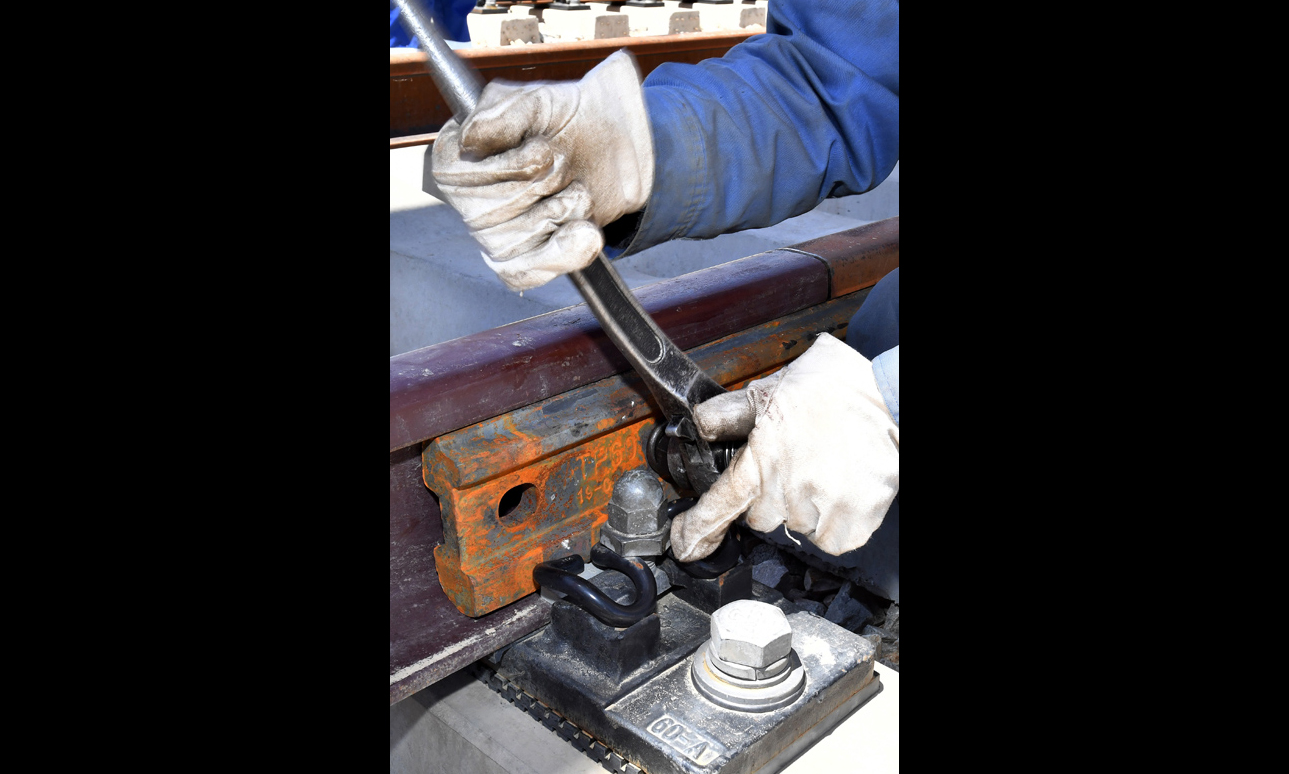 圖為6月6日，負(fù)責(zé)鋪軌的中鐵十一局集團(tuán)的建設(shè)者在現(xiàn)場(chǎng)作業(yè)。（新華社記者 覺(jué)果 攝）