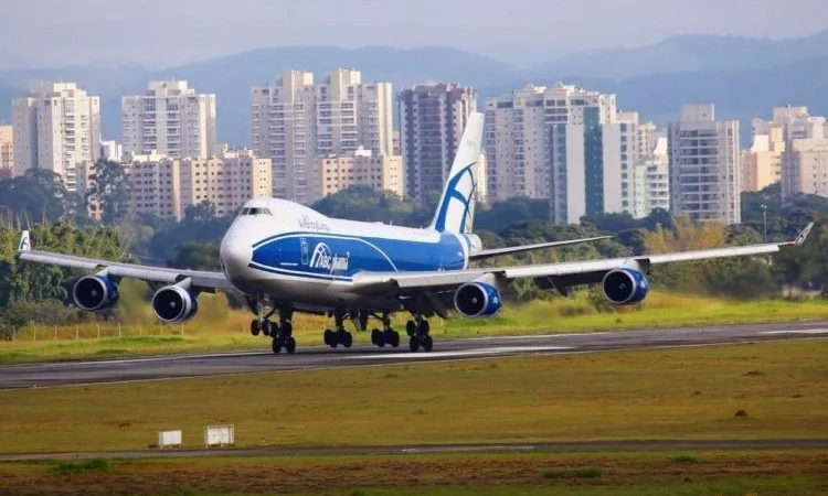 日前，巴西與中國合作生產的地球資源衛星04A星從巴西啟程，用飛機運往中國。這顆地球資源衛星制造研發用了4年時間，中方研制工作由中國航天科技集團有限公司抓總。按計劃，中巴地球資源衛星04A星將于今年發射。預計在軌運行時間最少5年。