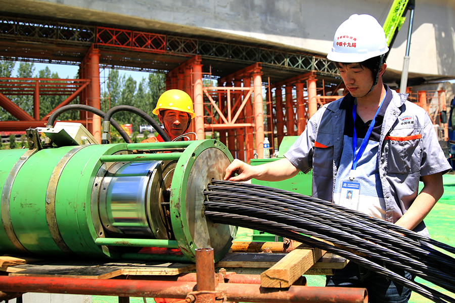 京雄城際鐵路正線全長92.78公里，北端連接北京樞紐北京西站，南端與規(guī)劃的雄安新區(qū)至商丘高鐵和石雄城際銜接，并與津保鐵路、津秦高鐵、京廣高鐵等連通，將大幅縮短京津冀地區(qū)城市間的時空距離。圖為技術(shù)員在記錄牽引鋼絞線走行距離和牽引速度。