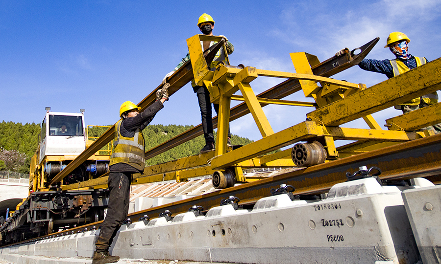 魯南高鐵東起日照，與青連鐵路日照西站接軌，向西經臨沂、曲阜、濟寧、菏澤，與鄭徐客運專線蘭考南站接軌，全長494公里，設計時速350公里，是山東省“三橫五縱”高速鐵路網的重要組成部分和國家“八縱八橫”高速鐵路網的重要連接通道。圖為中鐵十四局工人進行鋪軌作業。