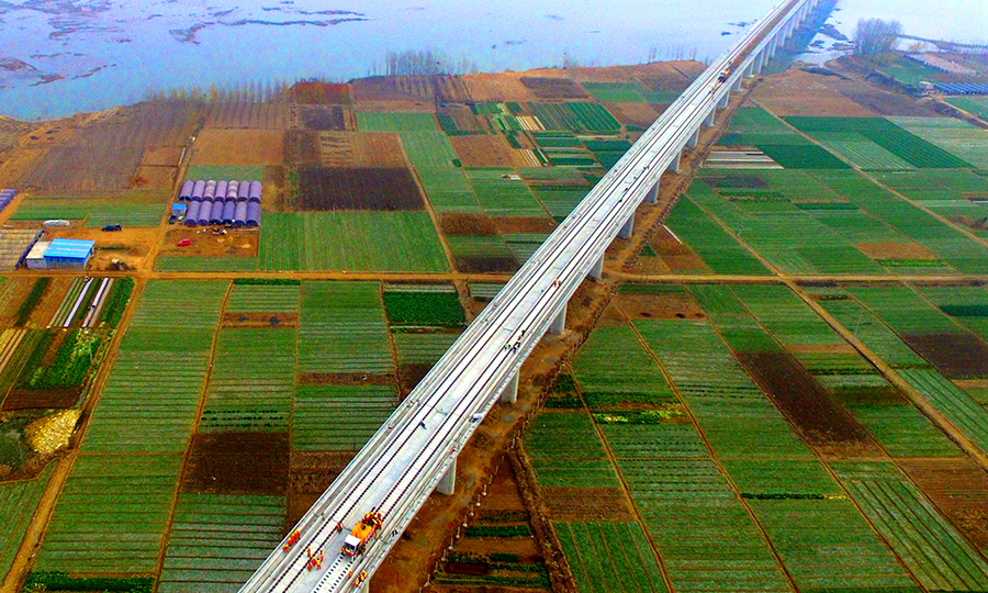 5月20日，魯南高鐵日曲段進入靜態驗收階段，沂蒙山區首條高鐵距離通車又近了一步。圖為中國鐵建所屬中鐵十四局魯南高鐵沂河特大橋鋪軌施工現場。