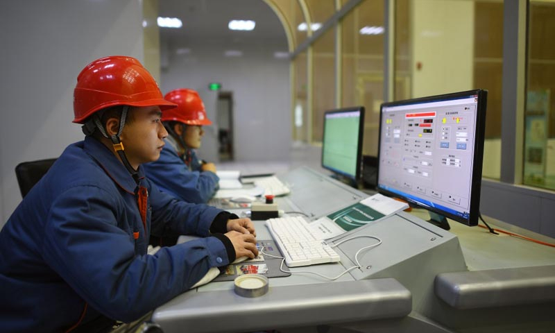 該項研究對青海-河南±800千伏特高壓直流工程的順利實施提供技術(shù)支撐，同時對我國高海拔地區(qū)超高壓、特高壓輸變電設(shè)備相關(guān)課題研究具有重要意義。圖為5月9日，國家電網(wǎng)青海省電力公司電力科學(xué)研究院工作人員茍廷韜（左）在高壓實驗大廳內(nèi)查看實驗數(shù)據(jù)。（新華社記者 張宏祥 攝）