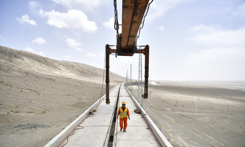 全長1214公里的格庫鐵路是國家重點項目，格庫鐵路青海段預計今年6月份完成鋪軌，鐵路全線預計2020年建成通車。圖為5月7日，中鐵二十二局集團施工人員在檢查格庫鐵路茫崖湖2號特大橋橋體。（新華社記者 張龍 攝）