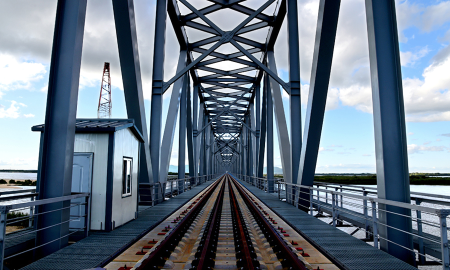 大橋建成通車后，將使國內(nèi)鐵路與俄遠(yuǎn)東地區(qū)至西伯利亞鐵路相連，增加一條連俄通歐國際大通道，對(duì)推動(dòng)中俄經(jīng)貿(mào)交流合作，深度融入“一帶一路”共建，助力“一帶一路”經(jīng)濟(jì)建設(shè)發(fā)揮重大作用。圖為中國鐵建大橋局四公司同江中俄鐵路大橋軌道板及鋼軌施工已完成段。