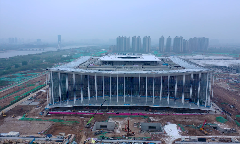 作為西安投身“一帶一路”建設(shè)的標志性工程，建設(shè)中的西安絲路國際會議中心猶如一彎新月，散發(fā)著古今、南北交融的氣息，將打造成為“一帶一路”建設(shè)合作新平臺，助力西安提升城市形象、加快國際化進程。圖為4月13日，無人機拍攝的西安絲路國際會議中心。（北京電視臺 楊曉春 攝）