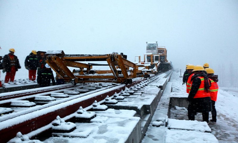 自2018年6月27日鋪軌以來(lái)，中鐵十四局科學(xué)組織施工，優(yōu)化資源配置，嚴(yán)格過(guò)程管控，在交叉施工多、風(fēng)雪嚴(yán)寒等不利因素的影響下，克服轉(zhuǎn)線頻繁、大坡度鋪軌、小曲線轉(zhuǎn)彎等難題，創(chuàng)下了日鋪軌12公里的紀(jì)錄，順利完成了日臨段鋪軌任務(wù)。