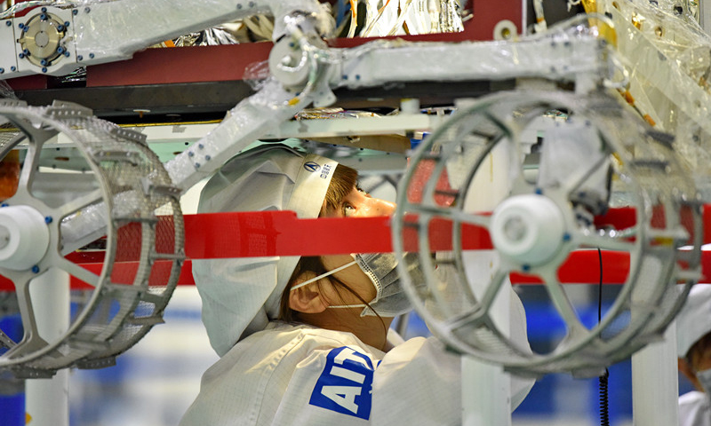 圖為操作人員進行探測器加熱回路和熱敏電阻焊連操作。