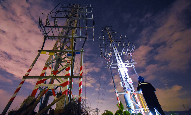 自1979年建市以來，珠海電網(wǎng)已從最初的幾十條電線，發(fā)展為如今的“四極兩翼”蝶形電網(wǎng)，供電服務(wù)綿延輸送至千家萬(wàn)戶。圖為2017年8月26日，珠海斗門六鄉(xiāng)鎮(zhèn)，南方電網(wǎng)廣東珠海供電局復(fù)電搶修隊(duì)連夜為居民復(fù)電。