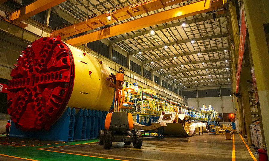 圖為工作人員正在安裝盾體和管片機。（李濱 攝）