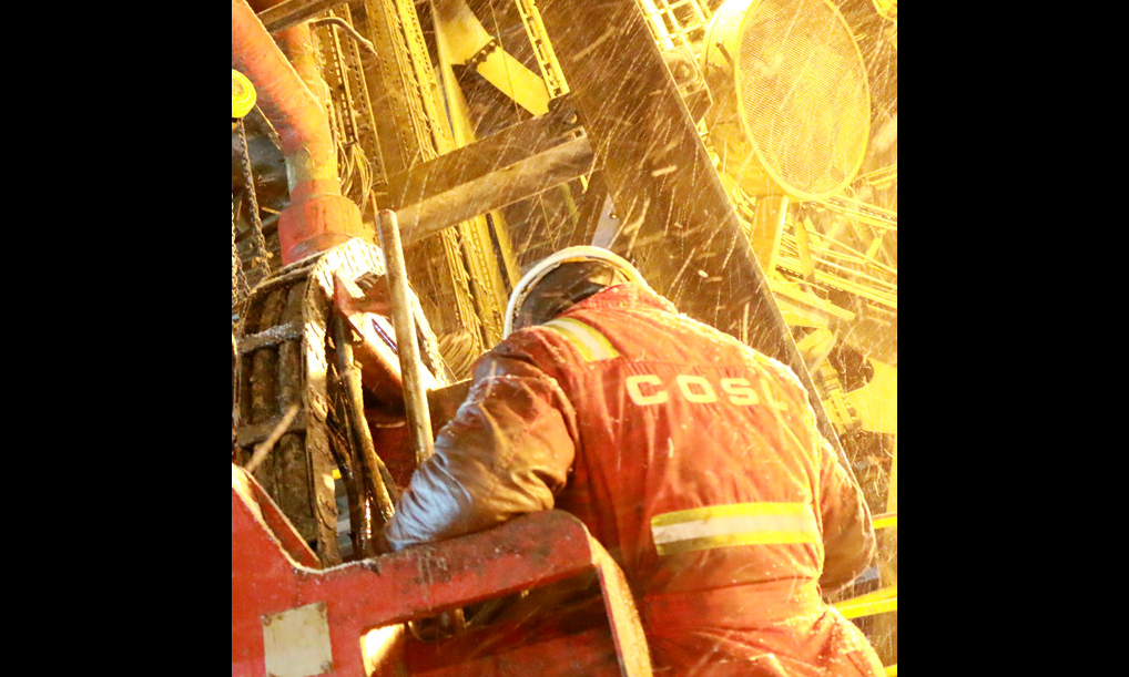 2月14日，正在曹妃甸11-2-A24H1井進(jìn)行作業(yè)的“凱旋一號”鉆井平臺突降大雪。圖為工作人員冒著風(fēng)雪堅守崗位，保障平臺安全生產(chǎn)。