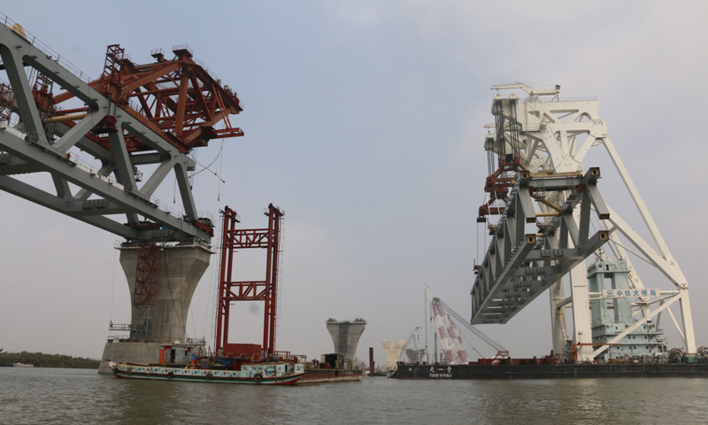 圖為2月20日，在孟加拉國帕德瑪河上，中國建造的萬噸級中心架梁起重船“天一號”將總重超過3000噸的鋼梁架設到橋墩上。新華社發（段永紅 攝）