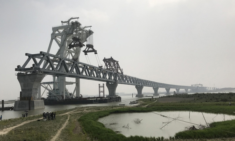 圖為2月20日，在孟加拉國帕德瑪河上，中國建造的萬噸級中心架梁起重船“天一號”將總重超過3000噸的鋼梁架設到橋墩上。新華社發（段永紅 攝）
