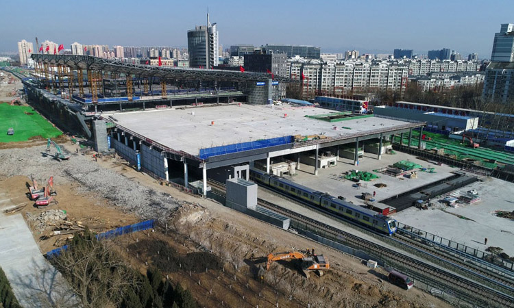 日前，北京地鐵13號線在上地站與西二旗站之間改線成功，由京張高鐵清河站站房外轉(zhuǎn)入站房內(nèi)運(yùn)行。圖為2月20日，地鐵列車通過建設(shè)中的京張高鐵清河站。新華社發(fā)（馮凱 攝）